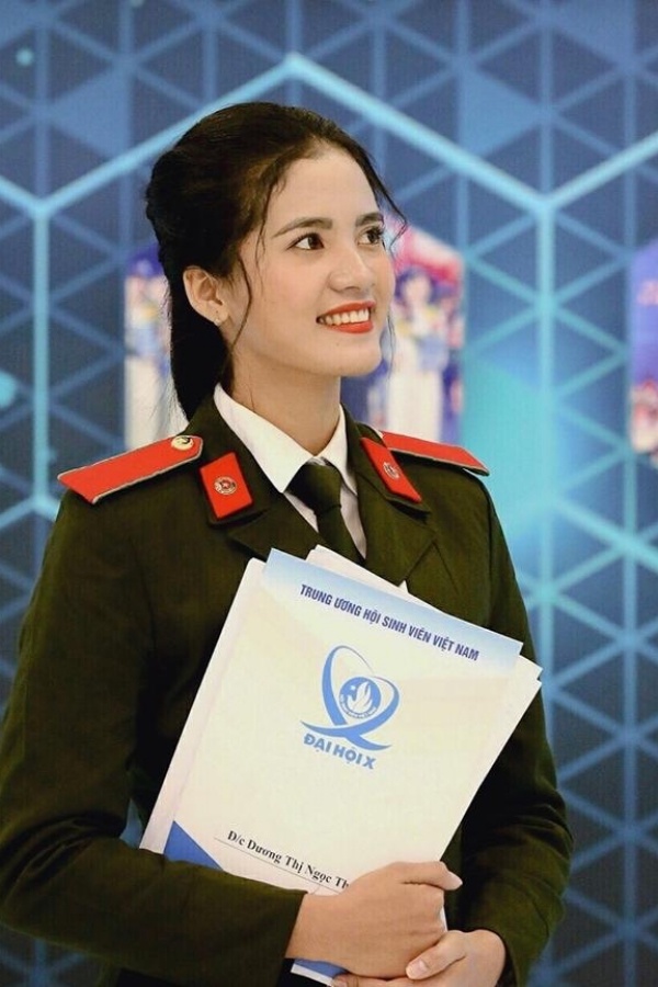 Ngọc Thoa sinh năm 1998, đang là Đảng viên, ủy viên Ban Chấp hành Đoàn trường Đại học An ninh Nhân dân TP HCM. Cô từng nhận bằng khen của Hội phụ nữ Tổng cục Chính trị Công an Nhân dân vì có thành tích xuất sắc trong công tác Hội. 