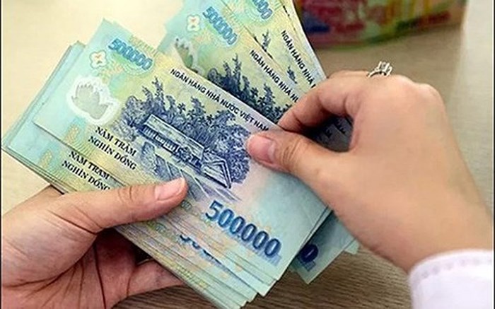 Từ 1/7, những người hưởng lương từ ngân sách nhà nước sẽ được tăng lương cơ sở 100.000 đồng mỗi tháng. Ảnh: Xuân Hoa
