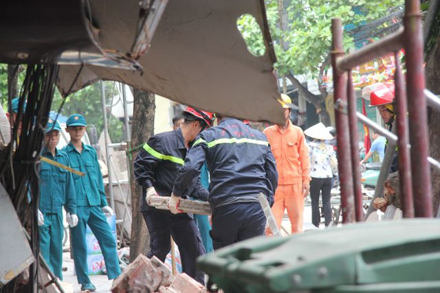 Ngay sau đó, tổ cứu hộ đã tiến hành phá khóa để giải cứu nạn nhân ra bên ngoài an toàn.