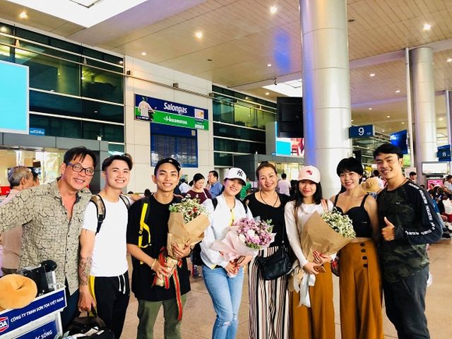 Khánh Thi cùng ông xã Phan Hiển và bạn bè tại sân bay Tân Sơn Nhất TP.Hồ Chí Minh.