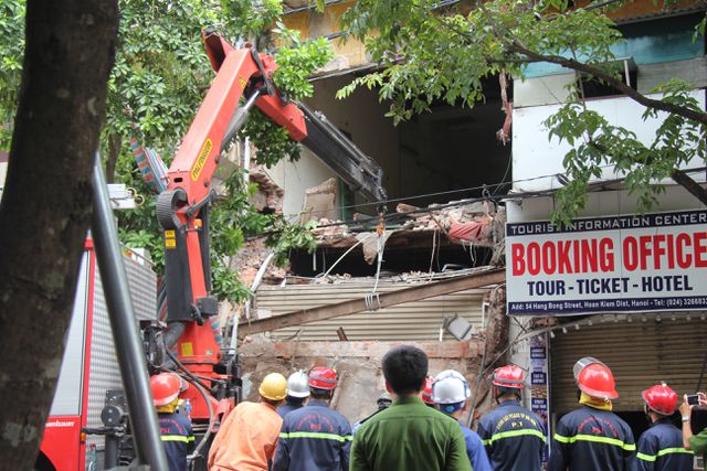 Tại hiện trường, mặt tiền căn nhà bị đổ sập rộng khoảng 5 mét. Bức tường gạch tầng 2 che lấp hoàn toàn cửa ra vào.