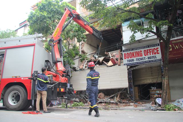 Khoảng 7h sáng nay (2/7), bức tường ngoài mặt tiền của ngôi nhà 2 tầng ở địa chỉ số 56 phố Hàng Bông bất ngờ bị đổ sập.