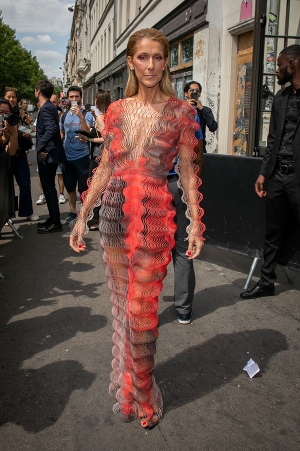 Celine diện mốt ngực trần trong bộ đầm xuyên thấu haute couture của Iris Van Herpen.