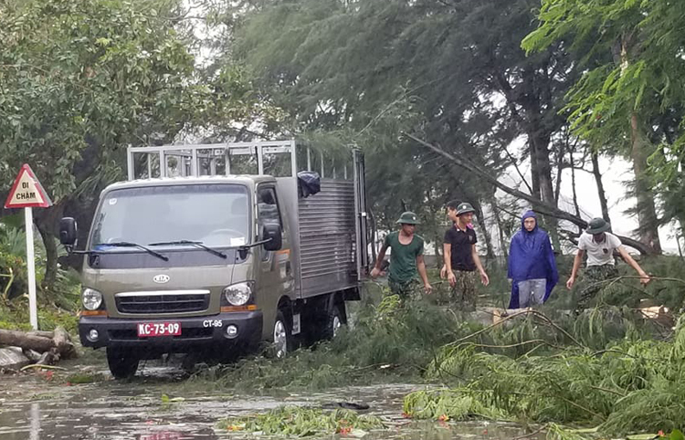 Xe tải quân đội tham gia thu dọn cây đổ tại Đồ Sơn. Ảnh: Giang Chinh
