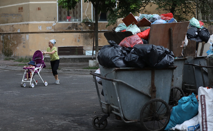 Rác chất đầy trên các xe đẩy nằm bên đường vào khu đô thị Mễ Trì Hạ.