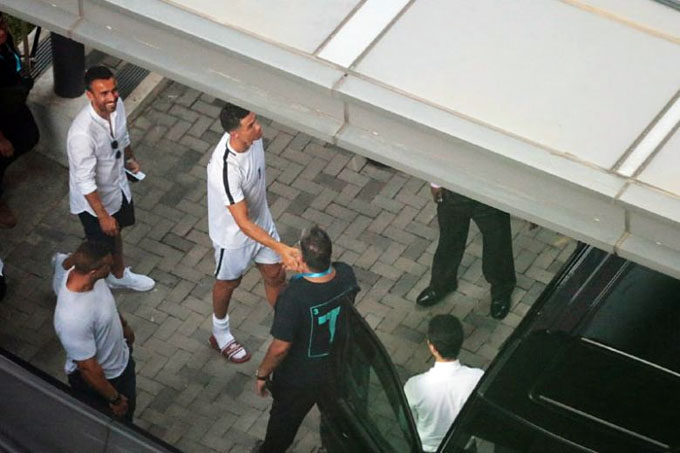 Ronaldo rời đi vào lúc 5h chiều. 