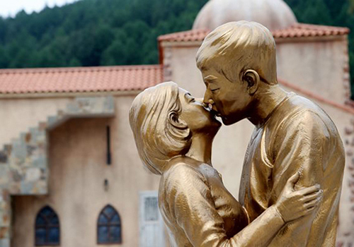 Bức tượng Song Joong Ki và Song Hye Kyo đặt tại công viên thành phố Taebaek nhằm mục đích thu hút khách du lịch. 