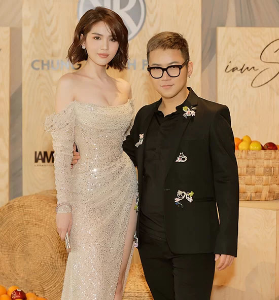 Chiều 6/7, Ngọc Trinh chọn mẫu váy lấp lánh ánh kim đến chúc mừng Chung Thanh Phong tổ chức show diễn 'I am sunny' tại TP HCM.