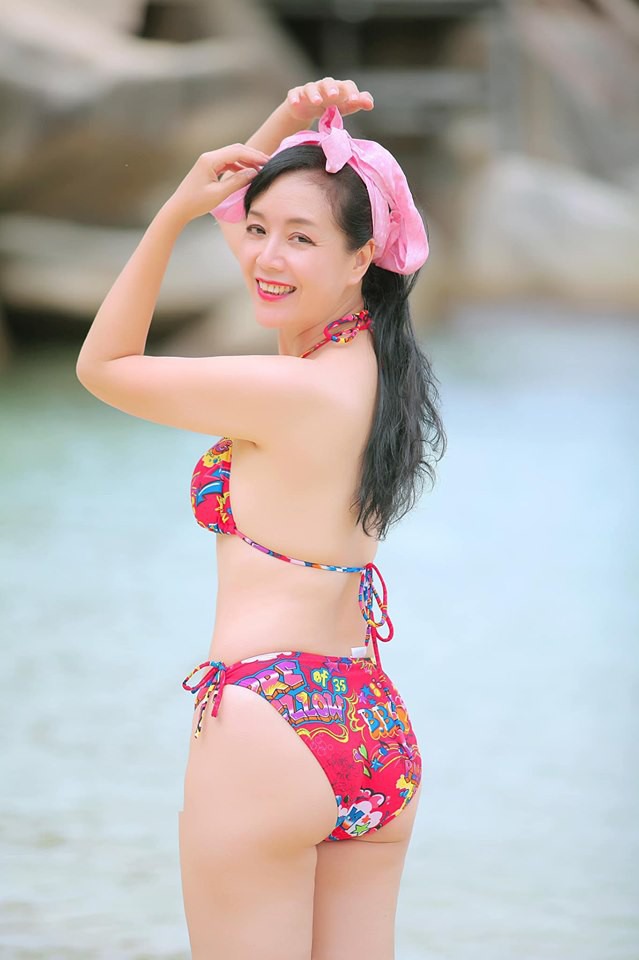 Trong ảnh, NSƯT Chiều Xuân diện bộ bikini màu sắc và đeo nơ hồng trẻ trung. Được biết, những hình ảnh này do con gái út Hồng Khanh chụp khi hai mẹ con trong chuyến nghỉ dưỡng tại Nha Trang.