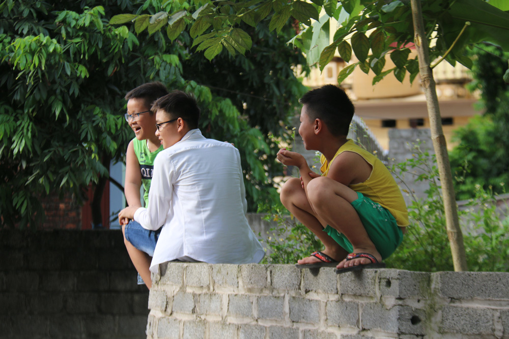 Đám trẻ con hàng xóm xúm xít quanh cổng nhà bà Tân cả buổi chiều.