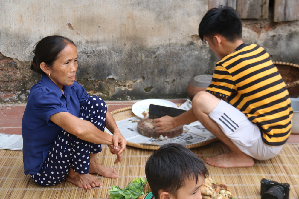 Anh Hưng và anh Hậu (con trai bà Tân) cũng là những người cùng mẹ chuẩn bị nguyên liệu nấu nướng