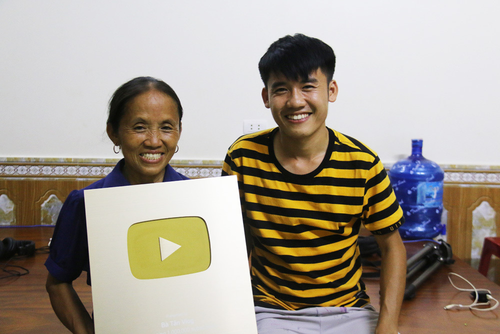 'Bà Tân Vlog' là kênh đạt nút vàng YouTube nhanh nhất Việt Nam (sau 17 ngày) và nằm trong top 3 thế giới.