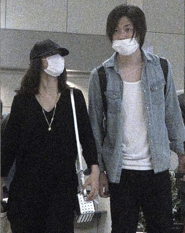 Maeda Yuji và Ishihara Satomi nhiều lần đi du lịch, dạo phố cùng nhau trong thời gian hẹn hò.