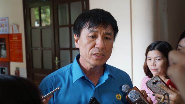 Ông Lê Đình Quảng trao đổi với phóng viên báo chí.