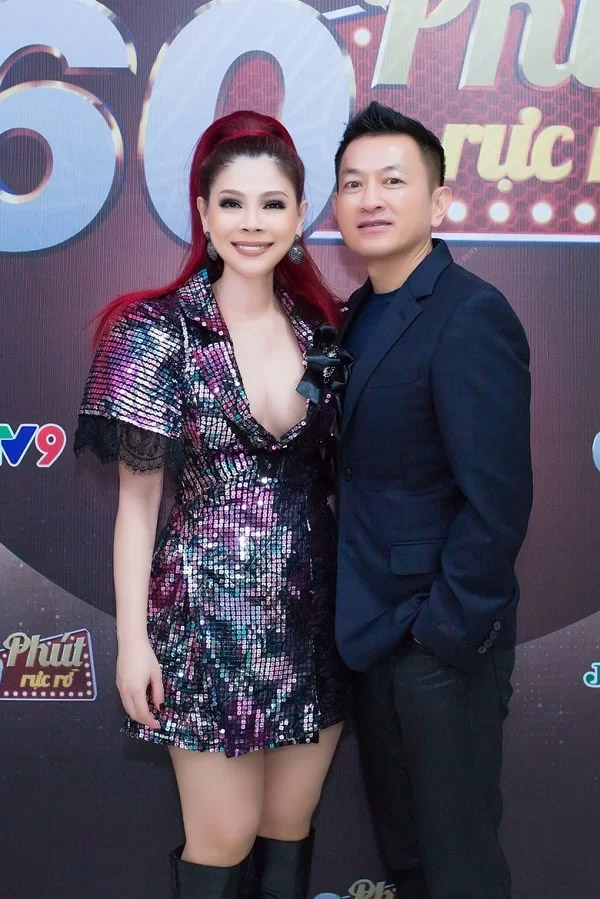 Thanh Thảo được chồng Việt kiều - doanh nhân Tom tháp tùng đi ghi hình chương trình '60 phút rực rỡ' mà cô là nhân vật chính. Show vừa phát sóng tối 13/7 trên kênh VTV9.