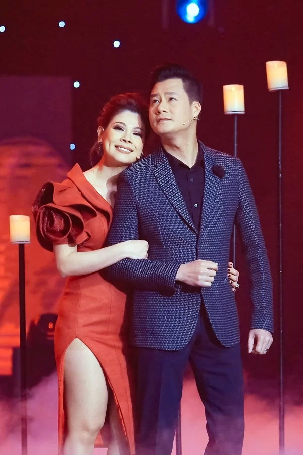 Quang Dũng đến ủng hộ Thanh Thảo trong chương trình tái hiện sự nghiệp và biểu diễn tình tứ bên nhau trên sân khấu.