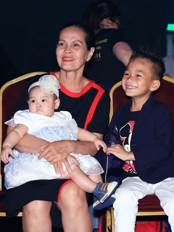 Mẹ của Thanh Thảo dẫn theo hai cháu Jacky Minh Trí và Talia đến theo dõi chương trình.
