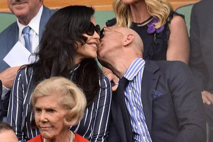 Tỷ phú Jeff Bezos công khai hôn người tình khi đi xem Wimbledon. Ảnh: AFP.