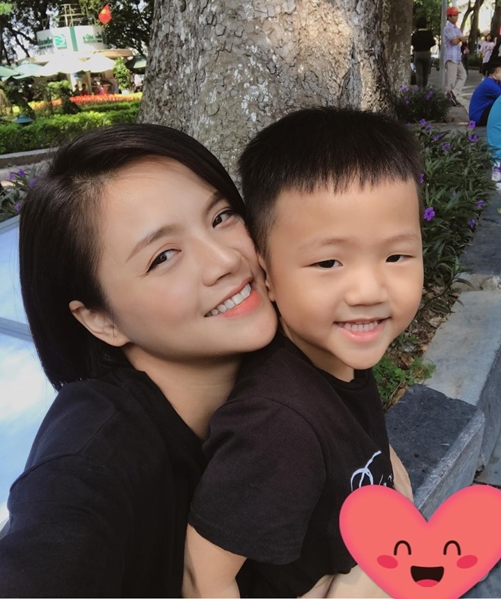 Con trai Thu Quỳnh thích ca hát và rất yêu thương mẹ.