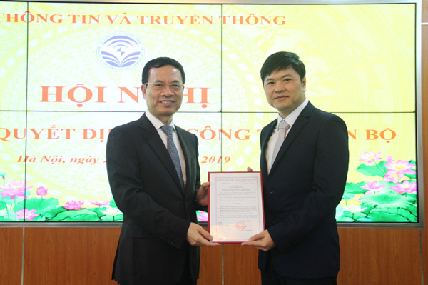 Bộ trưởng Bộ TT&TT Nguyễn Mạnh Hùng trao quyết định bổ nhiệm ông Hoàng Minh Cường làm Cục trưởng Cục Viễn thông. Ảnh: Mic.gov.vn