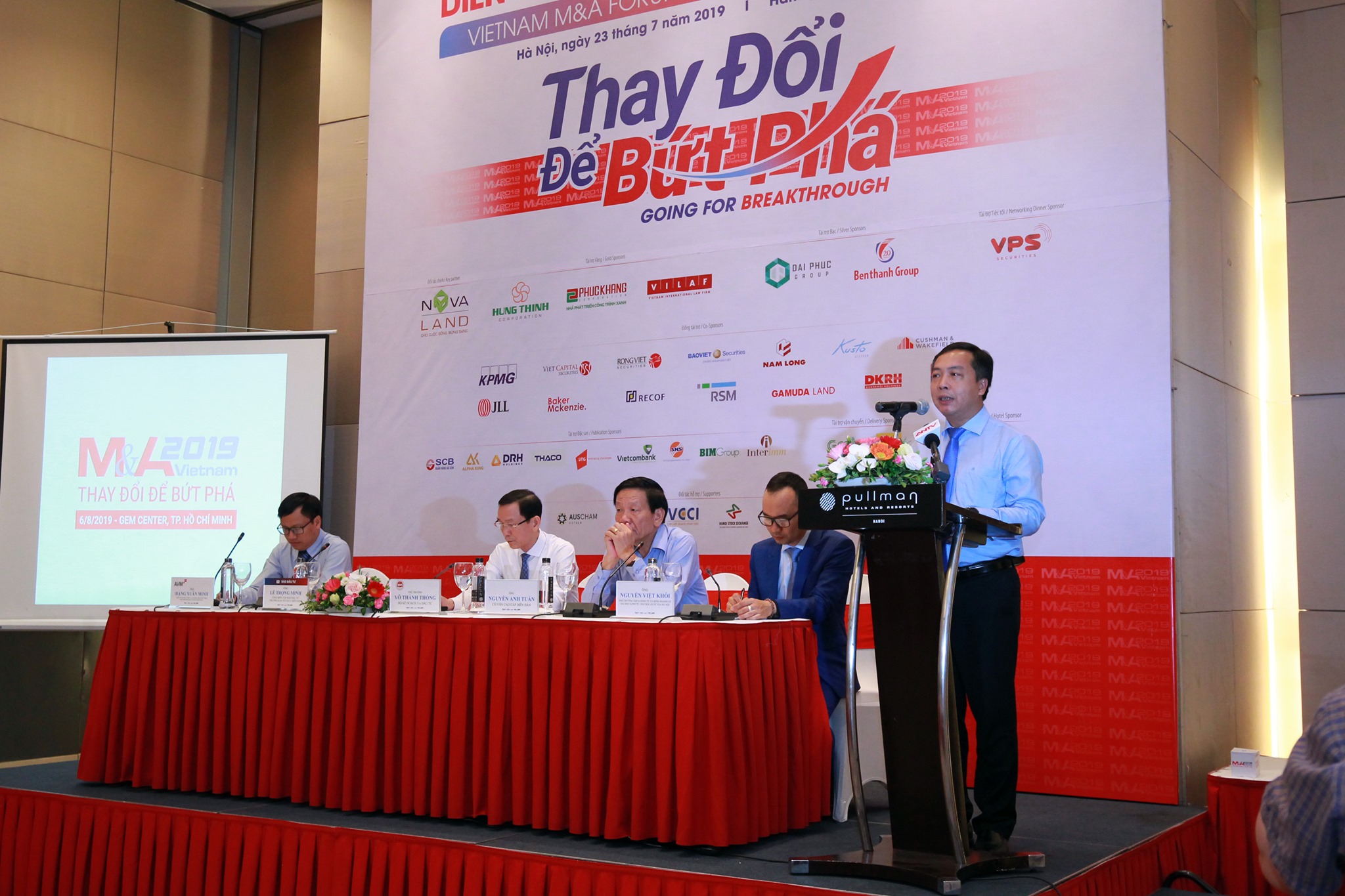 Có 2 thương vụ thoái vốn đáng chú ý là An Quý Hưng – Vinaconex, thương vụ lớn nhất trong diện nhà nước thoái vốn và Saigon Coop – Auchan, thương vụ một doanh nghiệp Việt Nam mua lại chuỗi siêu thị do nhà đầu tư nước ngoài thoái vốn và rút khỏi thị trường Việt Nam.