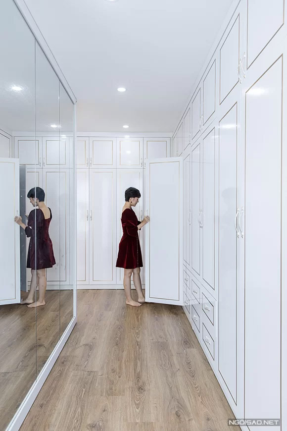 Trong phòng ngủ của vợ chồng Kim Ngọc có một dàn tủ âm tường và gương cỡ lớn để phục vụ sở thích thời trang của cô. 