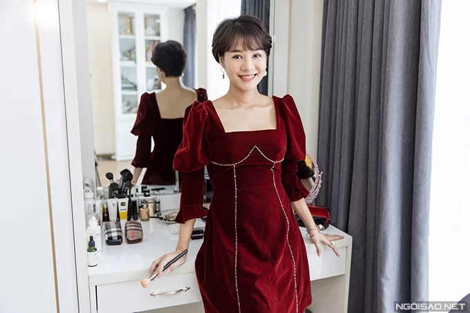 Hoàng Kim Ngọc đặc biệt yêu thích những chiếc váy cổ vuông vì khoe được xương quai xanh gợi cảm.