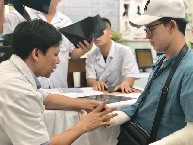 Quang Anh chia sẻ hình ảnh hai tay bị băng bó trên trang cá nhân và gửi lời cảm ơn vì sự quan tâm của mọi người.