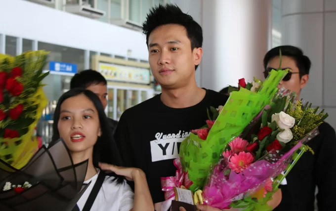 Quốc Trường mặc giản dị khi đến sân bay Đà Nẵng hôm 22/7. Nhiều bạn trẻ ôm hoa tới đón anh. 