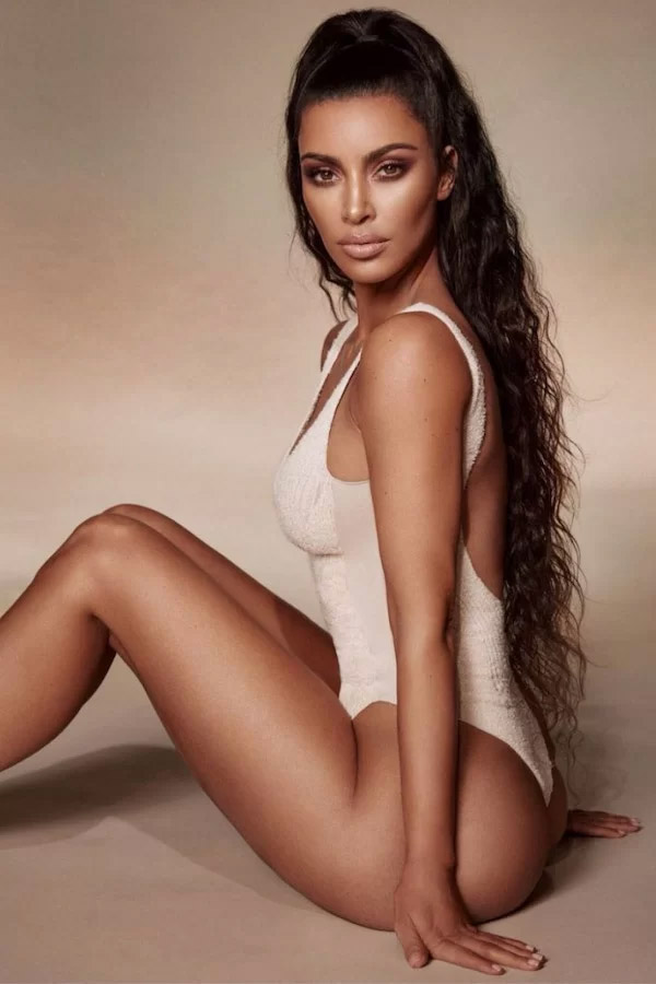 Xếp dưới Ronaldo là Kim Kardashian - người có 143 triệu fan trên Instagram. Cô nhận khoảng 910.000 USD cho các bài viết quảng cáo trên trang cá nhân. Đây là lần thứ tư liên tiếp người đẹp xếp tại vị trí này.