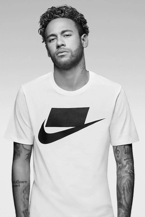 Cầu thủ bóng đá Neymar Jr. có 122 triệu người theo dõi trên Instagram. Anh kiếm khoảng 722.000 USD cho mỗi bài quảng cáo. Danh thủ người Brazil là đại diện thương hiệu của Nike và hãng giày Jordan.