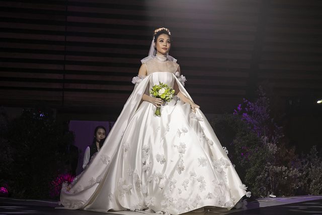 Đàm Thu Trang lộng lẫy trong chiếc váy cưới, trong không gian đẹp lung linh như cổ tích, cô tiến lên sân khấu để bước đến bên người đàn ông của đời mình.