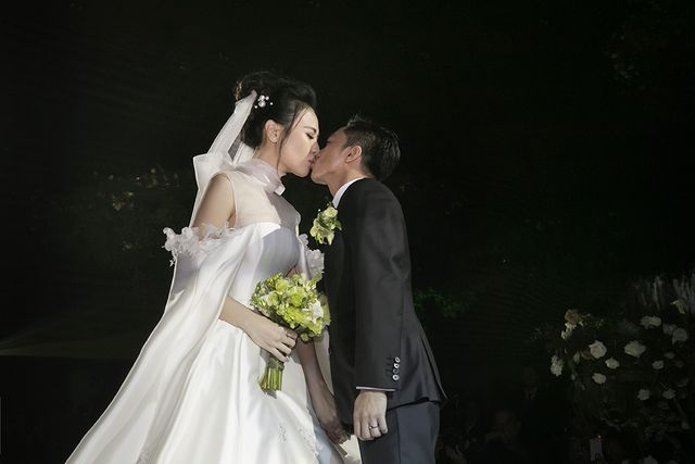 Cường Đôla và Đàm Thu Trang dành cho nhau nụ hôn ngọt ngào, say đắm trên sân khấu.