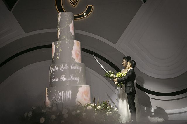 Chiếc bánh cưới khổng lồ gây chú ý trong phần nghi thức trên sân khấu.