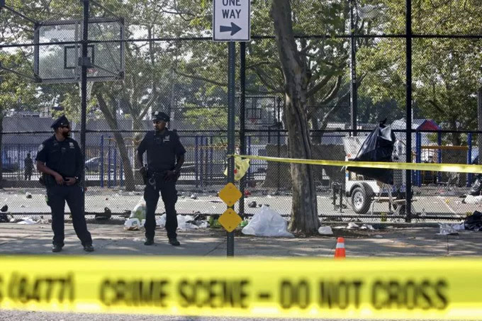 Cảnh sát phong tỏa hiện trường vụ xả súng ở đường Brownsville thuộc khu dân cư Brooklyn, New York, hôm 28/7. Ảnh: Nytimes. 