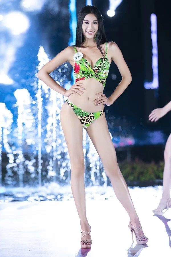 Phạm Thị Anh Thư cao 1,75m, số đo ba vòng 74-63-91 cm, từng thi Hoa khôi áo dài 2016.
