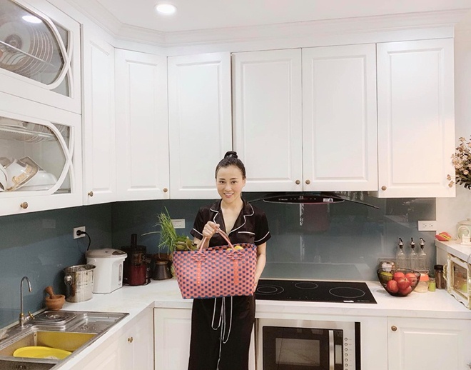 Phòng bếp gọn gàng, sạch sẽ của Phương Oanh. Để bảo vệ môi trường, nữ diễn viên mỗi lần đi chợ hay siêu thị đều dùng làn cói thay vì túi nilon.