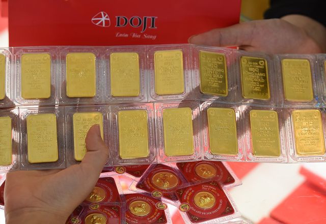 Phiên giao dịch hôm nay 8/8, giá vàng SJC tiếp tục tăng sát ngưỡng 42 triệu đồng/lượng, trong bối cảnh giá vàng thế giới quay đầu giảm.