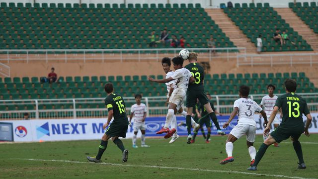 U18 Campuchia (áo trắng) bất ngờ vượt qua Thái Lan (ảnh: Giang Hoàng)