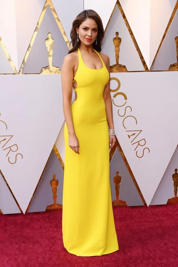 Ở Oscar 2018, diễn viên chọn đầm suông khoét cổ và lưng của Ralph Lauren.