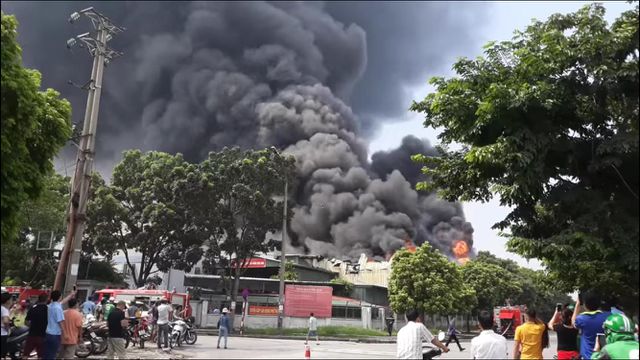 Khoảng 9h sáng nay (11/8), một vụ hỏa hoạn đã xảy ra tại khu nhà xưởng rộng hàng nghìn m2, ngay sát trung tâm thương mại Aeon Mall Long Biên trên địa bàn phường Long Biên (quận Long Biên, Hà Nội).