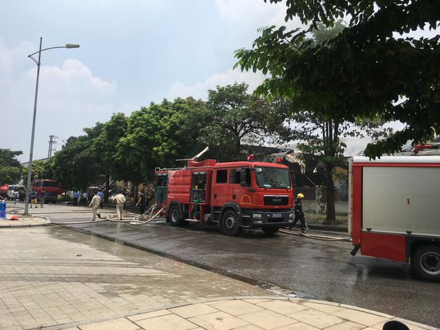 Nhận được tin báo, hàng chục cán bộ chiến sĩ cùng xe cứu hỏa chuyên dụng được huy động đến hiện trường để triển khai công tác cứu hộ, khống chế ngọn lửa.