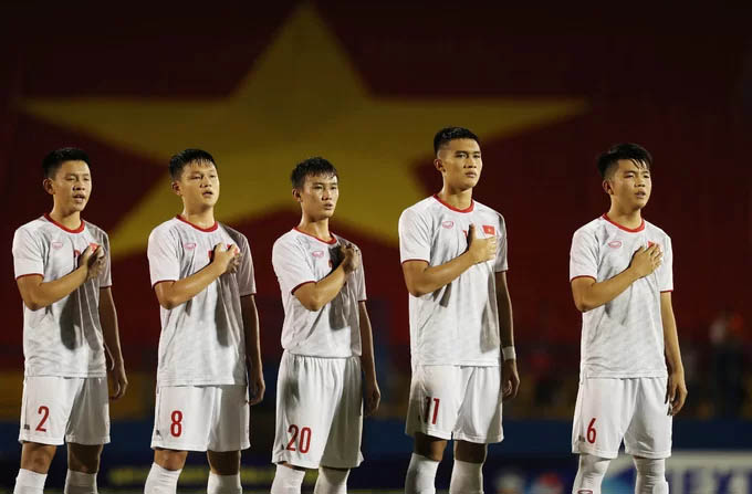Sau trận thua Australia, Việt Nam buộc phải thắng Singapore để nuôi hy vọng đi tiếp. HLV Hoàng Anh Tuấn không xáo trộn nhiều trong đội hình xuất phát so với hai trận trước, và đó đều là những sự lựa chọn tốt nhất có thể.