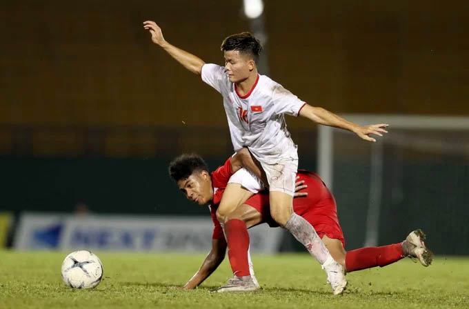 HLV Hoàng Anh Tuấn sau đó điều chỉnh nhân sự, và thúc giục các học trò tấn công liên tục. Nhưng trước sự kiên cường của Singapore, các cầu thủ chủ nhà không thể ghi thêm bàn thắng.