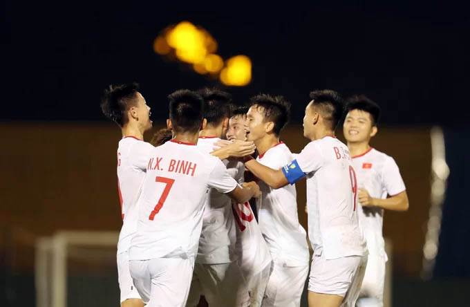 Dẫu vậy 3-0 là đủ để Việt Nam tiếp tục đeo bám nhóm trên. Họ đứng ba với cùng 6 điểm như Malaysia. Đứng đầu bảng B là Australia (9 điểm).