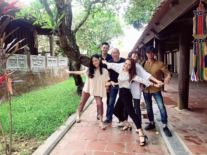Đạo diễn Danh Dũng (giữa) và giám đốc sản xuất Nguyễn Bá Thành (áo vàng) chụp ảnh nhí nhố cùng dàn diễn viên khi thực hiện phân đoạn các con gái tìm gặp ông Sơn ở chùa.