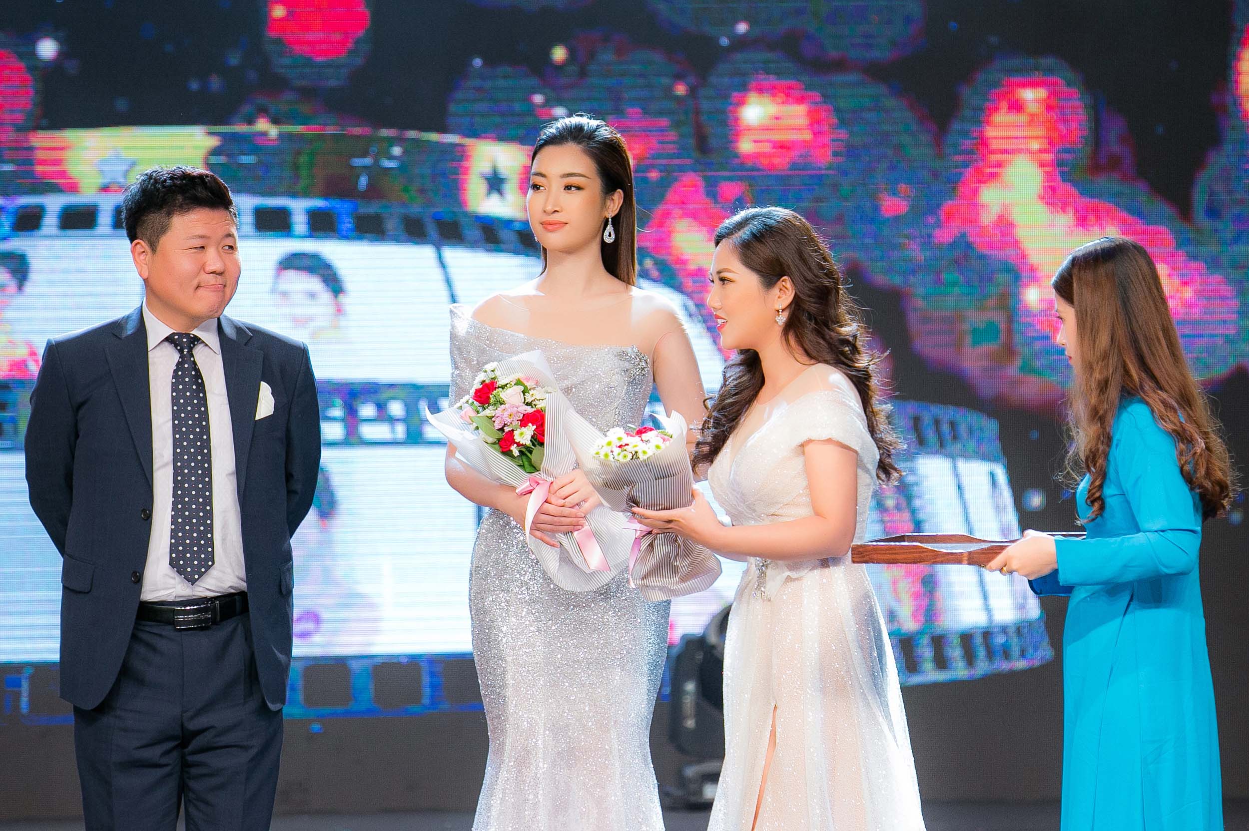 BTC cuộc thi Hoa hậu doanh nhân Việt Hàn trao hoa và cảm ơn tới Hoa hậu Đỗ Mỹ Linh và các nghị sĩ, chính khách