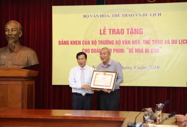 Đạo diễn Nguyễn Danh Dũng nhận bằng khen từ Bộ trưởng Nguyễn Ngọc Thiện.