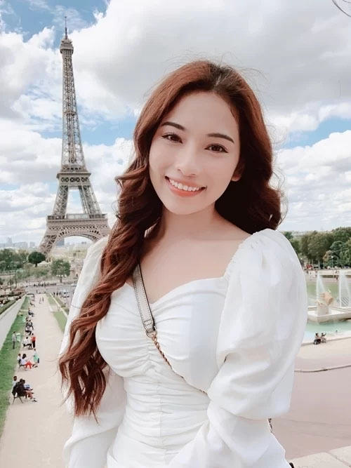 Cặp đôi dành thời gian nghỉ dưỡng và tham quan các địa danh nổi tiếng như tháp Eiffel, sông Seine, công viên Disneyland.