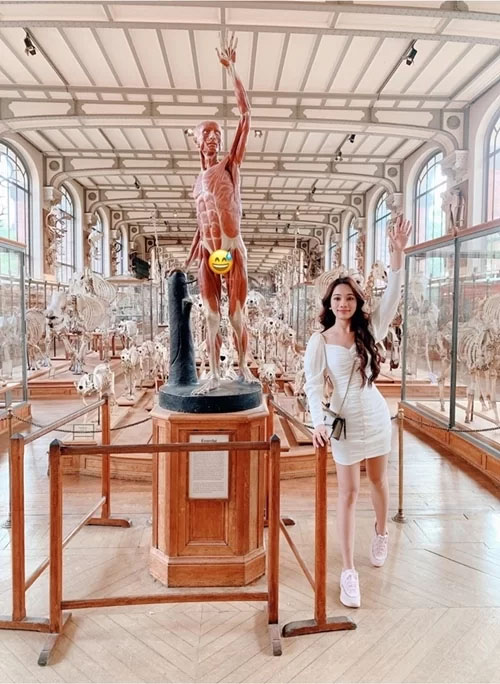 Cô cùng chồng đến thăm Bảo tàng lịch sử thiên nhiên Paris.